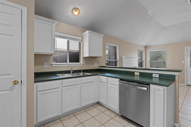 Building Photo - 1404 River Oak Dr