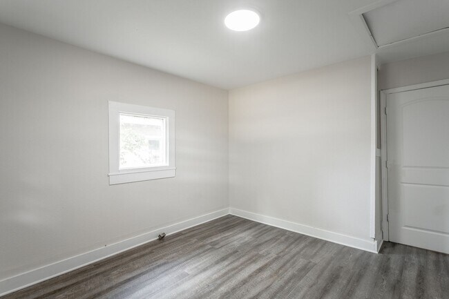Building Photo - 2 Bedroom Home Just Off Main Street in Mill Town