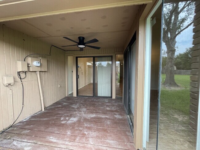 Building Photo - Live in the city of Panorama Village & enjoy all it has to offer: 27-hole golf course, 3 city par...