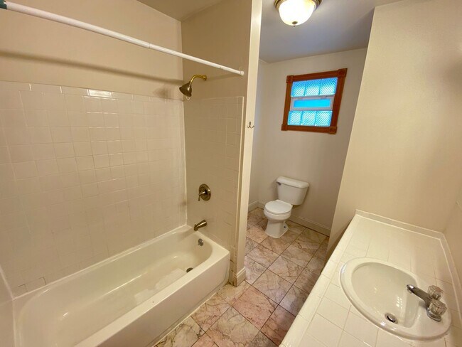 Building Photo - Highland 1557-1559 1557HSLLC
