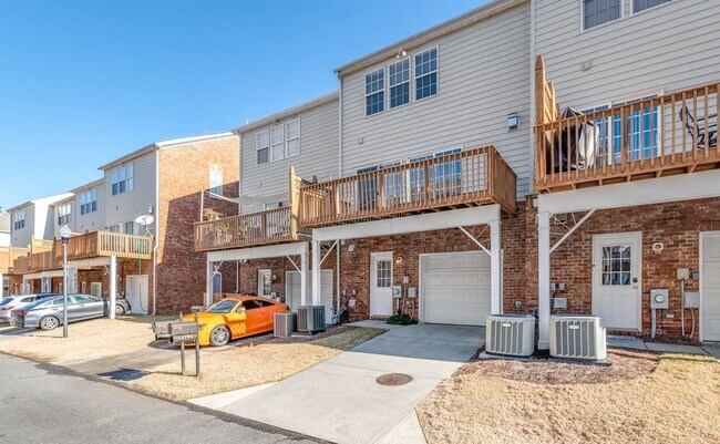 Building Photo - This Stunning Townhome in the Heart of Ballantyne