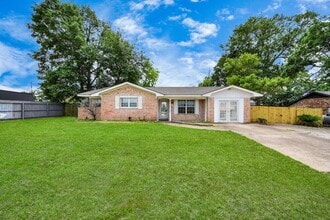 Building Photo - 811 Hillcrest Dr