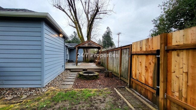 Building Photo - Inviting 3 BD | 2 BA Home with Big Backyard in West Linn