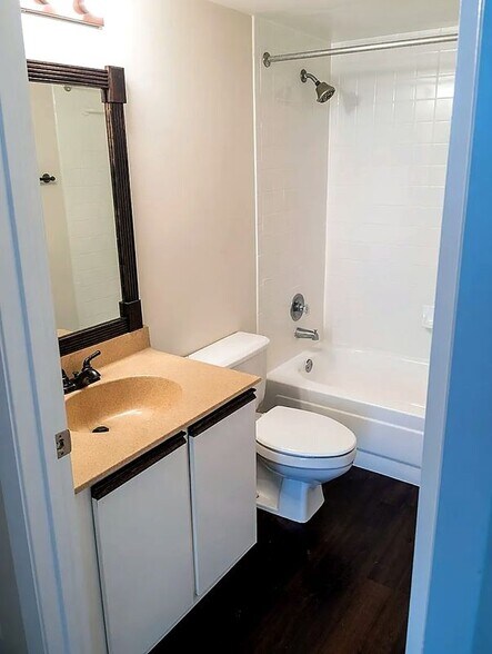 Building Photo - 540 Brickell Key Dr