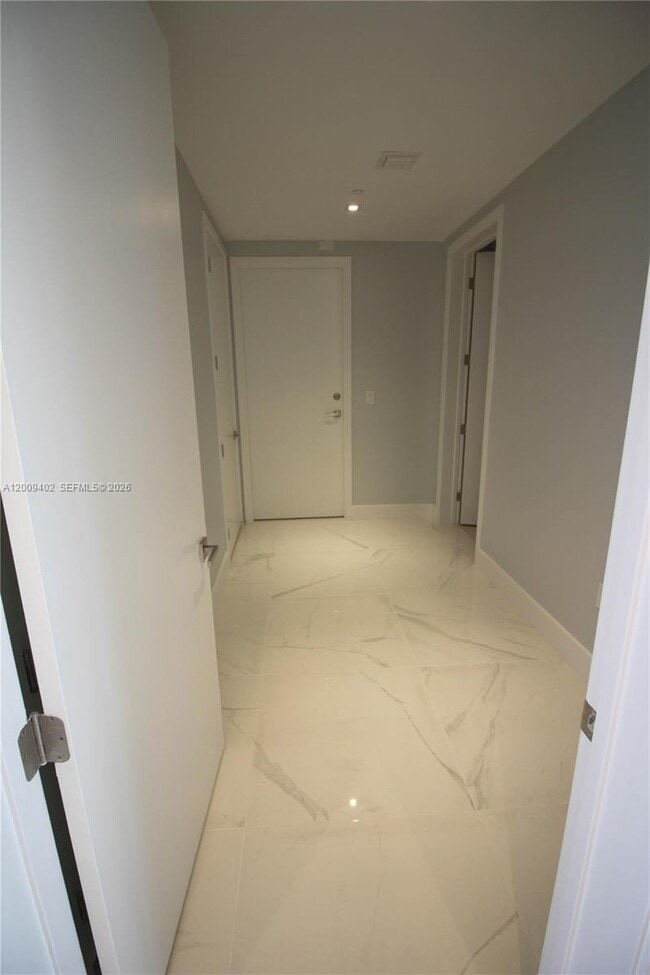 Building Photo - 5000 Island Estates Dr