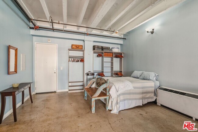 Building Photo - 312 W 5th St