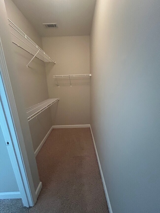 Building Photo - Beautiful 2 Bedroom 2.5 Bath Townhouse inn Prime Nashville Location