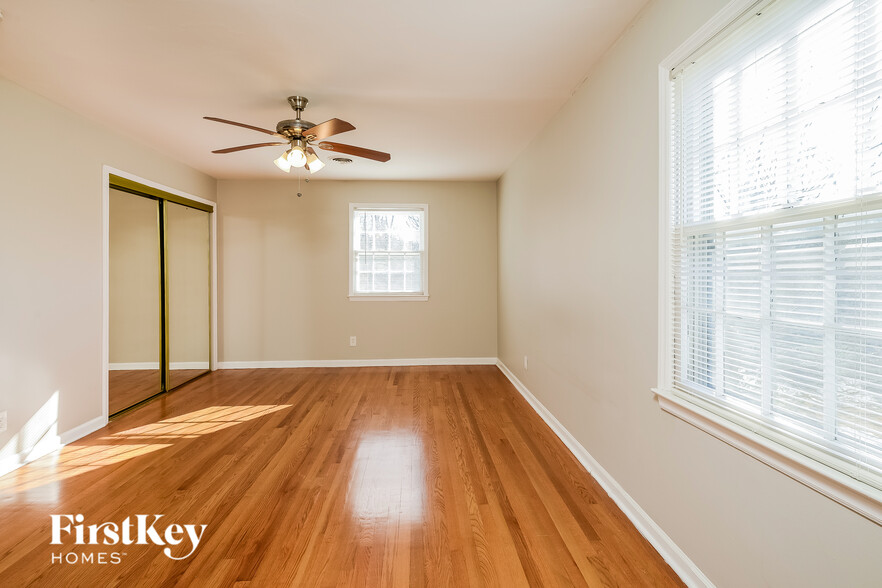 Building Photo - 5302 Broadmoor Pl