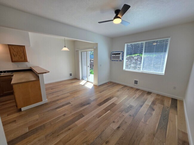 Building Photo - Beautifully Remodeled townhome on the south hill