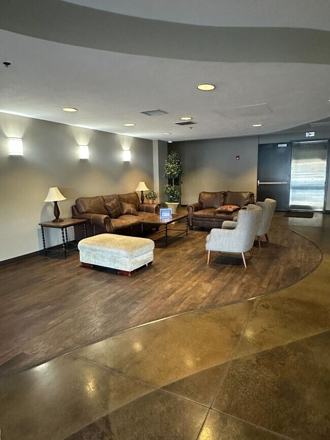 Building Photo - Gorgeous Condo!