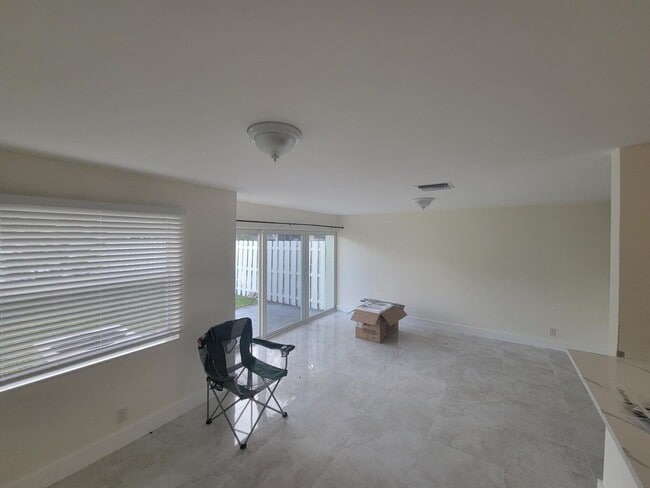 Building Photo - 886 Crystal Lake Dr
