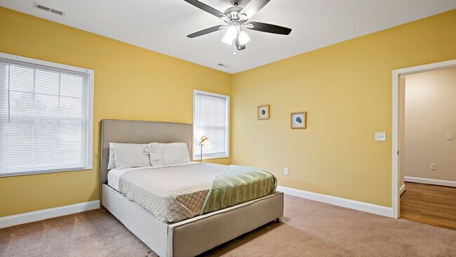 Building Photo - 800 S Washington St