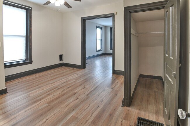 Building Photo - Large 5 Bedroom on Peffer