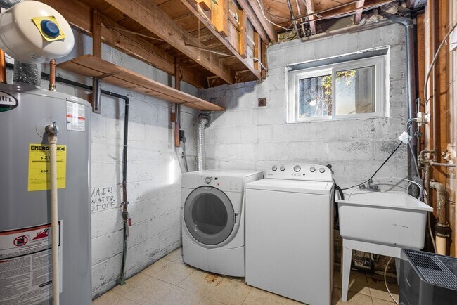 Building Photo - 4 Bedroom 3.5 Bathroom - Van Ness/Tenleytown Semi Detached Home - Attached 1 Car Garage