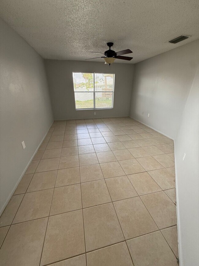 Building Photo - Centrally located 3/2 with 2 car garage. Pet friendly. Lawncare included.