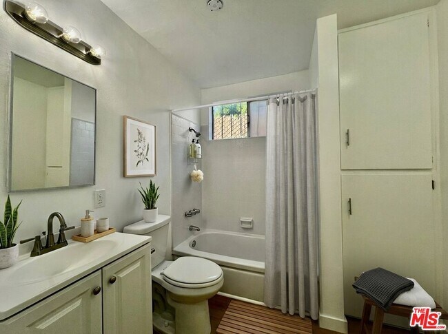 Building Photo - 533 W 75th St