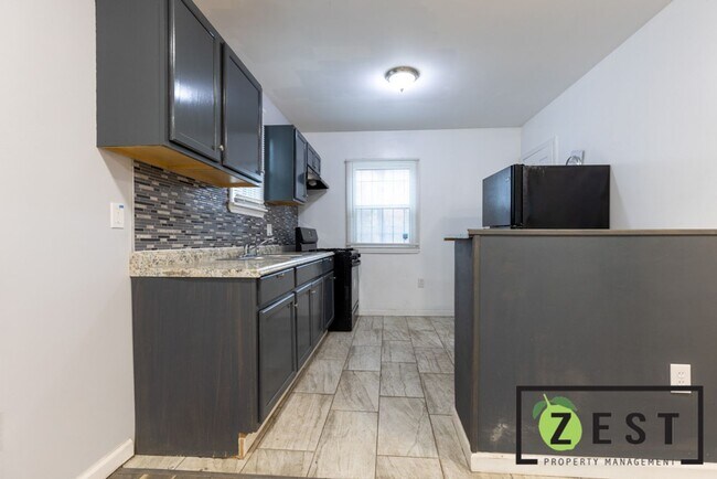 Building Photo - 4-BEDROOM 2-FULL BATHROOMS