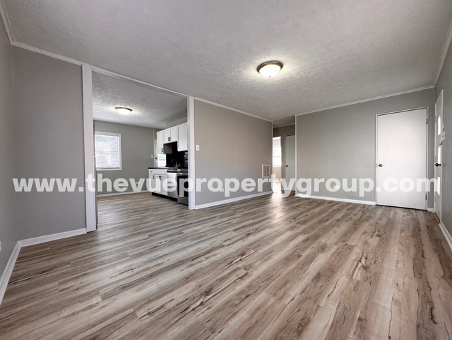 Building Photo - DEPOSIT MOVES YOU IN! Pay no rent until Ap...