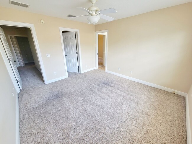 Building Photo - 3 Bedroom 2.5 Bath Townhome in North St. P...