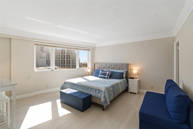 Building Photo - 3000 Holiday Dr