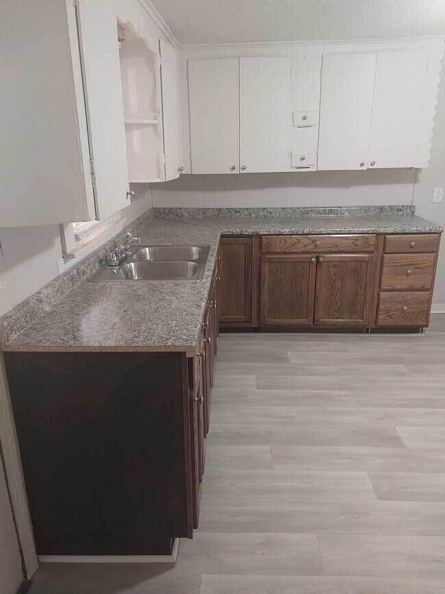 Building Photo - 310 E 13th St