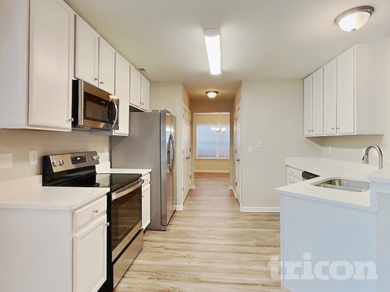 Building Photo - 2120 Clear Brook Dr