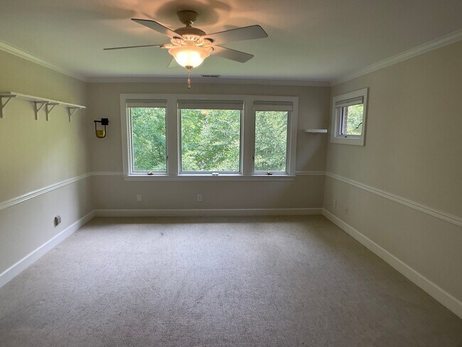 Building Photo - Executive Home in The Heart of Chapel Hill!