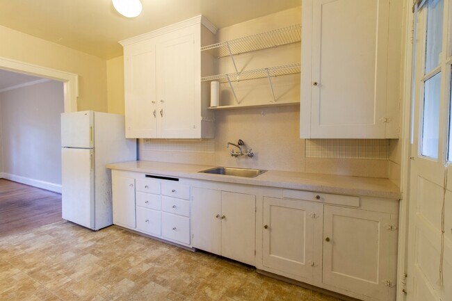 Building Photo - Charming One Bedroom Unit in Fourplex with Original Hardwoods, Breakfast Nook, Detached Garage