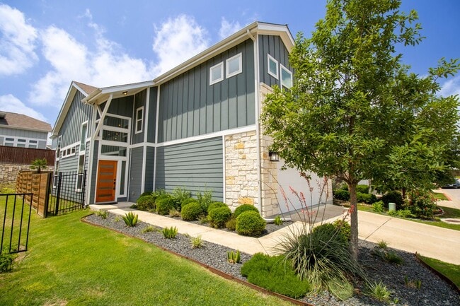 Building Photo - Amazing and peaceful 3/2.5 home in Austin!