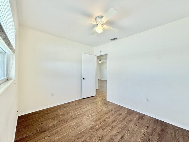 Building Photo - 14218 Sharon Dr