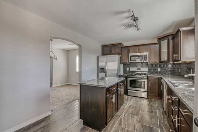 Building Photo - Beautiful East side House with 3 beds-2.5 ...