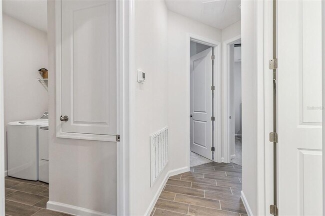 Building Photo - 654 Heritage Sq Dr