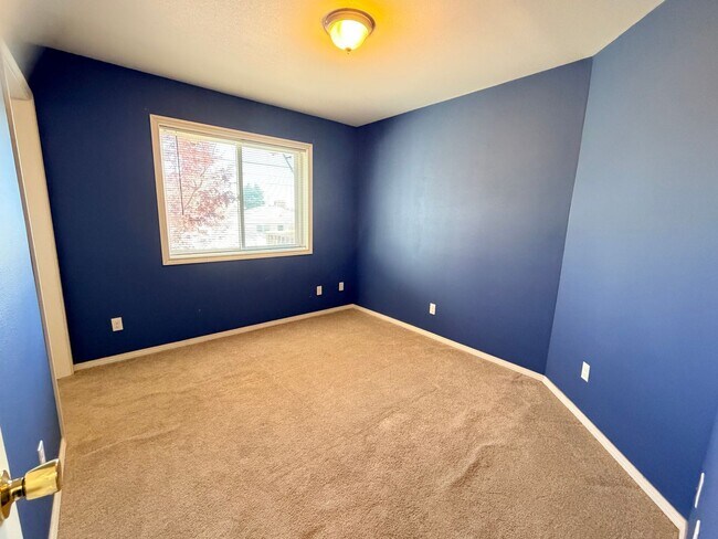 Building Photo - EPHRATA- 2+ bed/2 bath home with private deck w/ hillside views, d/w, a/c and garage! W/S/G paid!