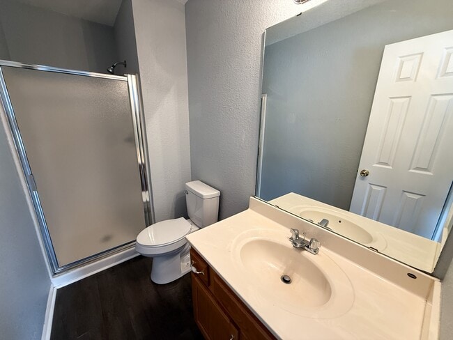 Building Photo - 417 NW Woodbury Dr