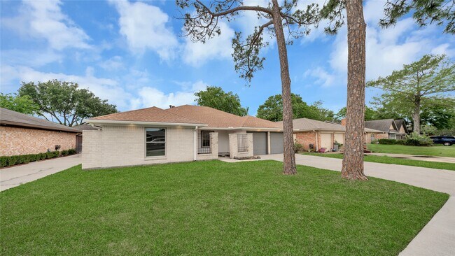 Building Photo - 2407 Bradford Dr