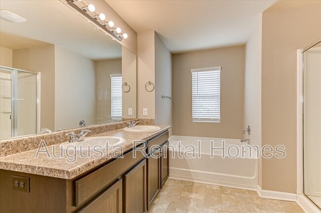 Building Photo - 5060 Vine Ln