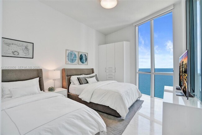 Building Photo - 16001 Collins Ave