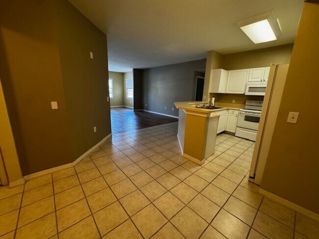 Building Photo - 3 bedroom 2 bathroom Condo in the Gardens at Beachwalk