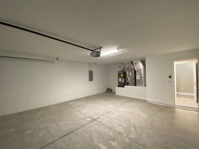 Building Photo - Desirable SW Ocala Neighborhood 4/2/2 *WON'T LAST*