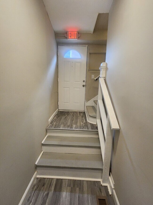 Building Photo - Spacious 7 Bedroom in West Baltimore