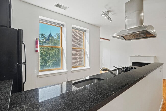 Building Photo - 2 Bedroom Beauty in Bloomingdale! Pets Wel...