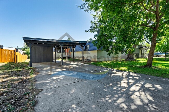 Building Photo - Large 4 Bedroom 2 Bathroom Home with Off S...