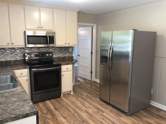 Building Photo - AVAILABLE JULY 15TH.  3 BEDROOM 1 1/2 BATH...