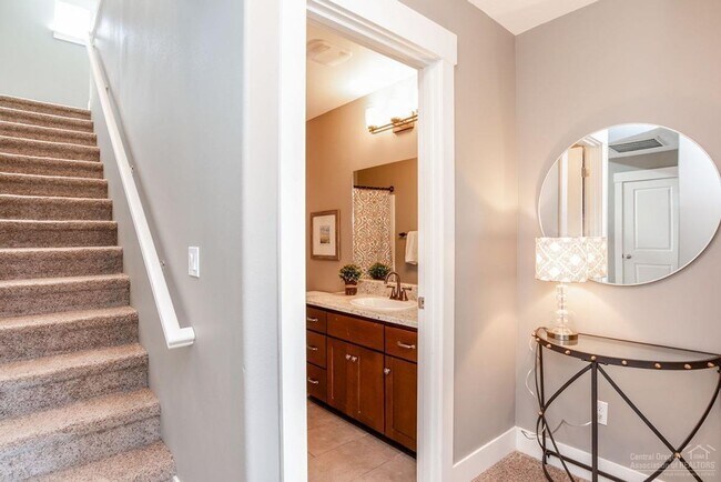 Building Photo - Townhome 4 blocks from the Old Mill