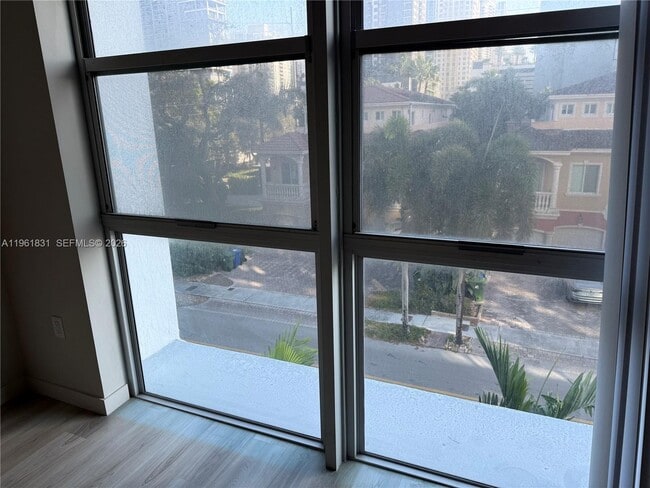 Building Photo - 437 SW 4th Ave