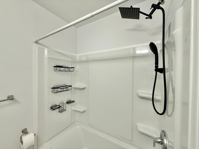 Building Photo - **OFFERING REFUNDABLE APPLICATION FEES & $150 MOVE IN PROMOTION** Newly Remodeled 3BD, 1BA Raleig...