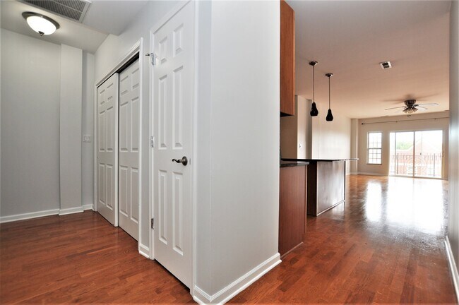 Building Photo - 3000 W Lawrence Ave