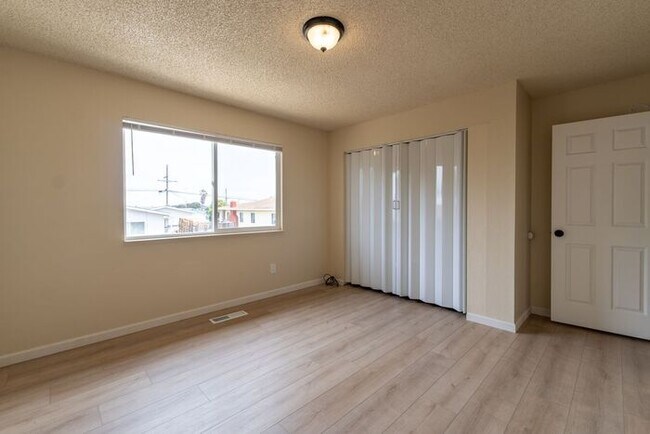 Building Photo - Newly Remodeled 2 bedroom 1 bathroom Seaside Apartment!