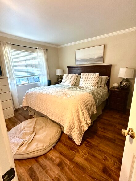 Building Photo - 2101 Sunset Ave