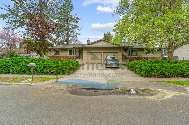 Building Photo - 2 Bedroom 1 Bath Home with Attached Garage...